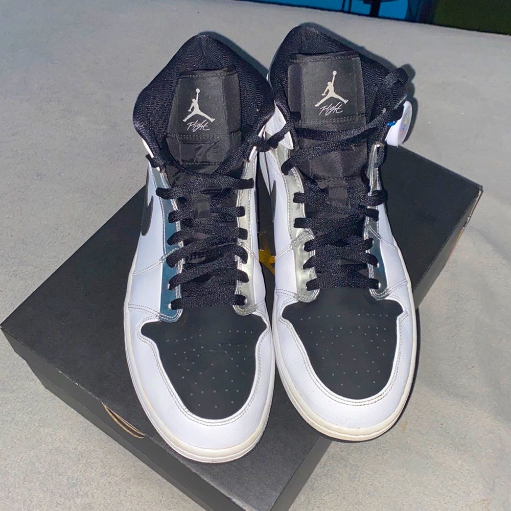 Jordan 1 Mid Alternate Think 16